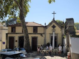 CAPELA INCOMUM: Bakho je preuzeo oltar i ukinuo veresiju
