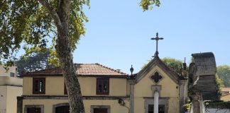CAPELA INCOMUM: Bakho je preuzeo oltar i ukinuo veresiju